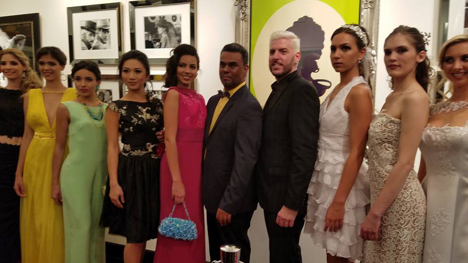 Los directores de Fashion for a Causes's y el grupo de modelos que participaron en el evento.