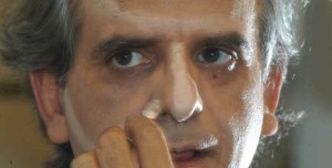 Manrique maquillándose