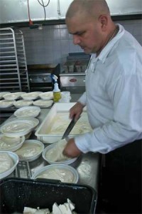 El maestro quesero en plena faena de hacer Queso Guayanés