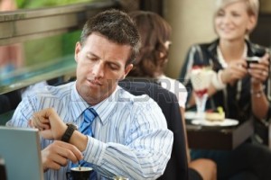 hombre esperando en mesa