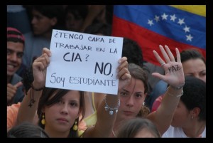 Asamblea estudiantil en los jardínes de la Universidad Simón Bolívar.