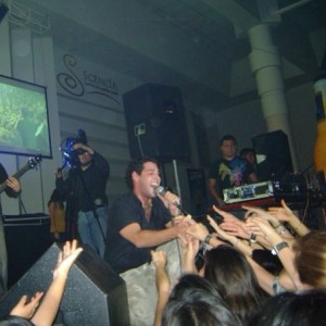 Rodrigo dando la mano