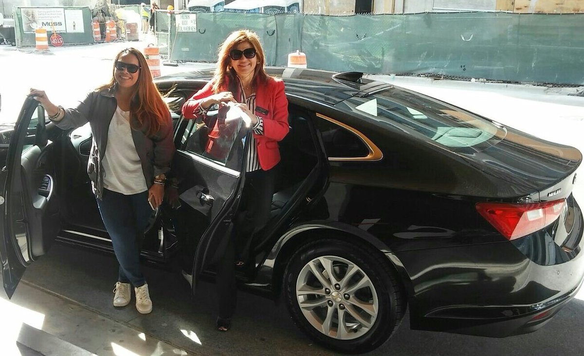 Becky García y Marybel Torres seleccionaron un Malibu negro para encontrar el camino.