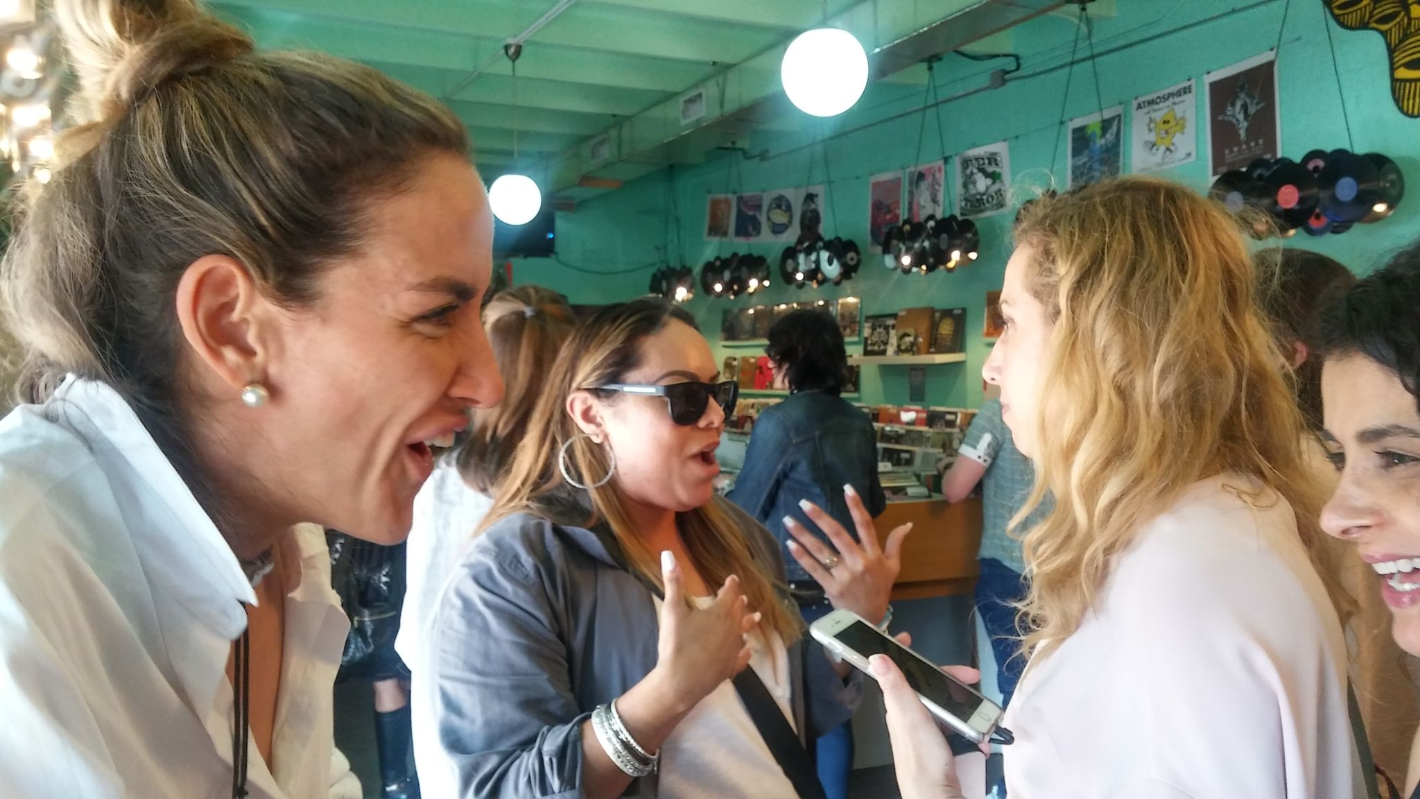 Marinés Duarte, Becky García, Jeannette Kaplun y Ana Flores disfrutando de una amena charla