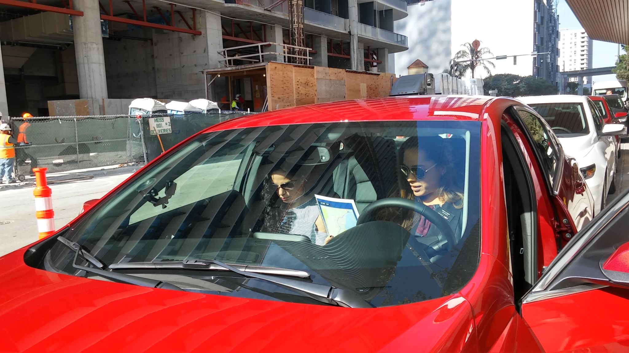 Lisbeth Perez de Life &Style y Maria Valdez, editora de Latin Times preparandose para encontrar el camino.