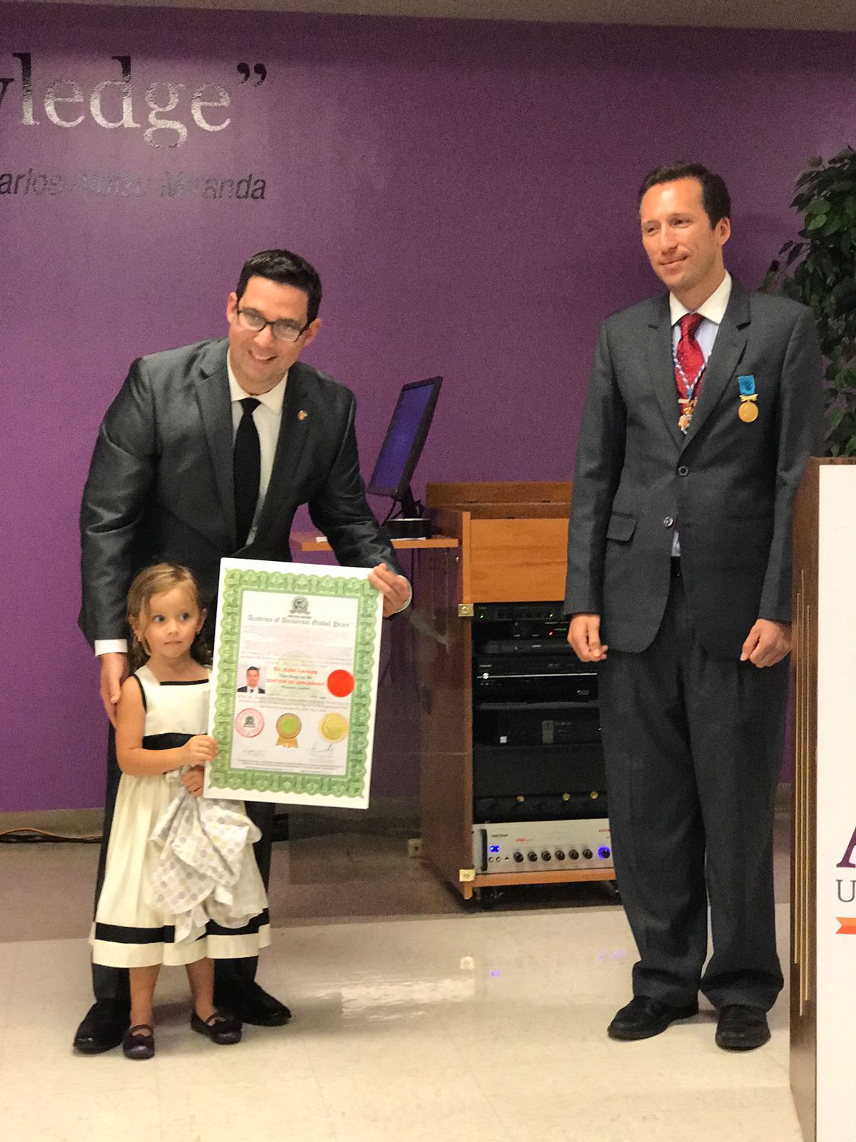 El doctor Edel Lemus con su hija Isabella y el doctor Otto F. von Feigenblatt