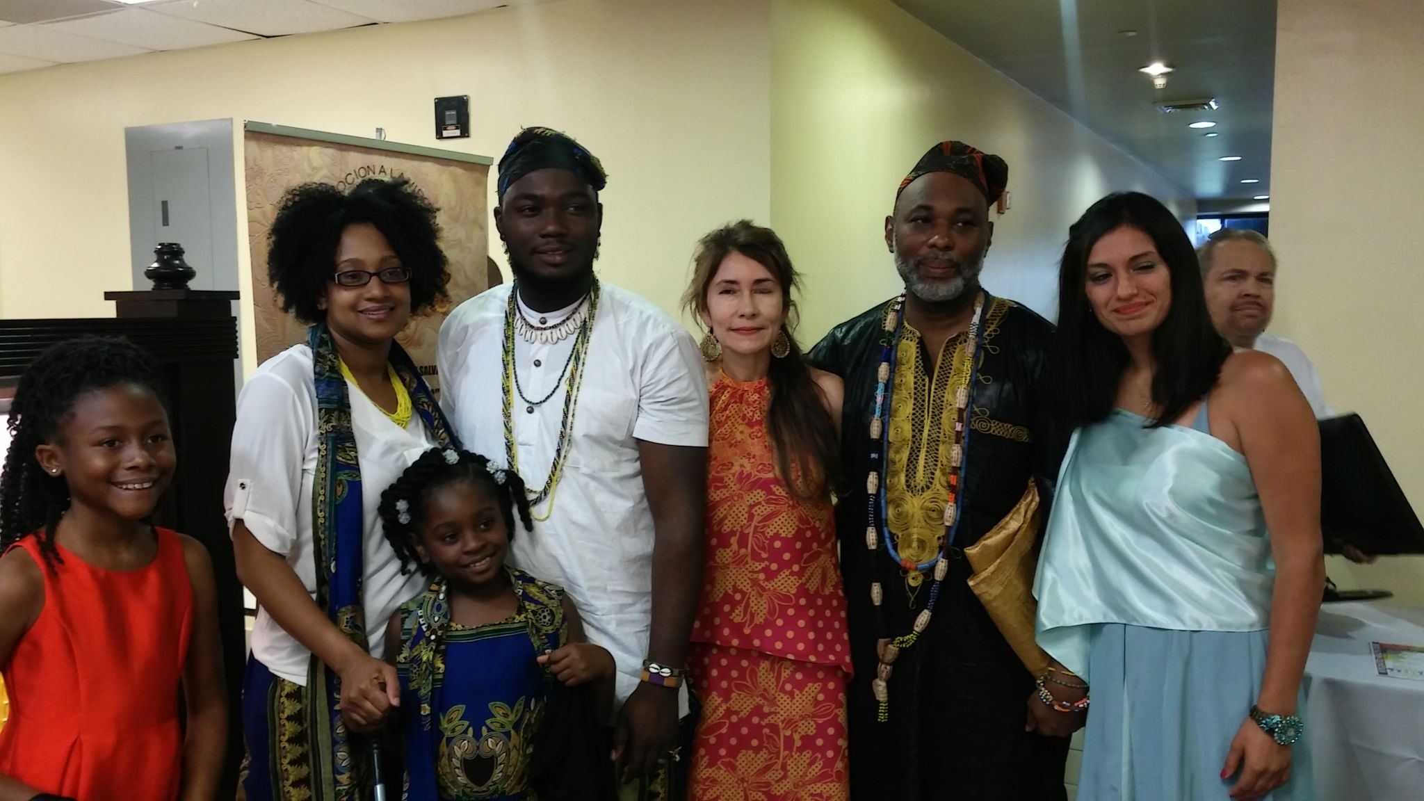 Alba Lucia Velez, presidente de la Fundacion Latinoamericanos Unidos en compania del príncipe de Nigeria y su familia.