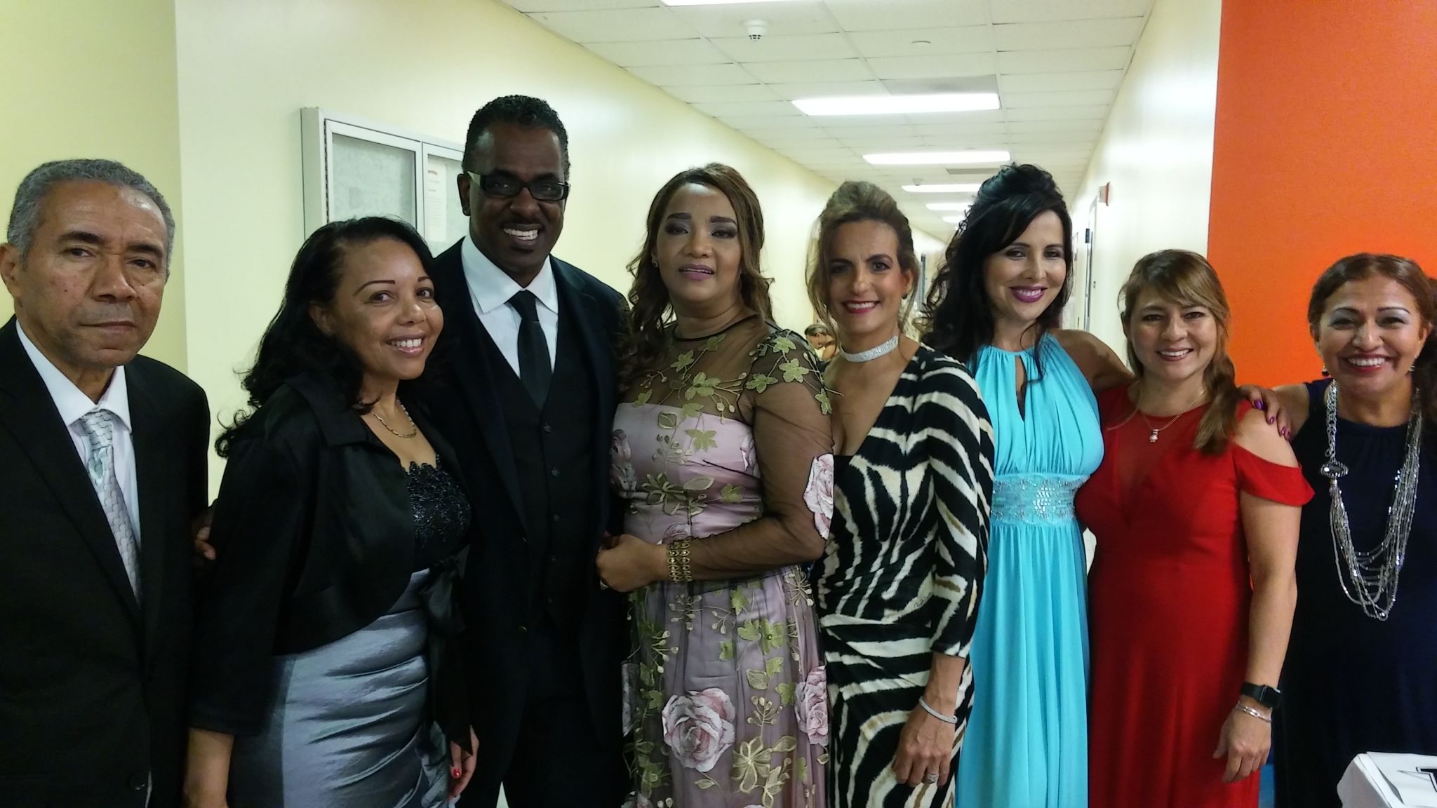 La periodista Rose Mary Santana acompañada de su esposo Jesús M Rojas y los miembros de la Fundación Juan Guzmán, Ana y Juan Guzmán, ex pelotero de las grandes ligas.