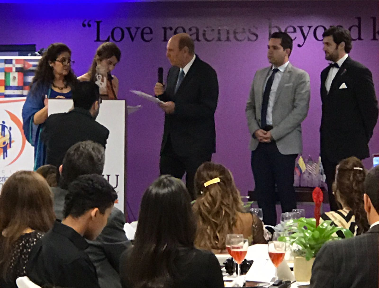 El doctor Luis Alberto Ambroggio, momentos cuando recibe su reconocimiento