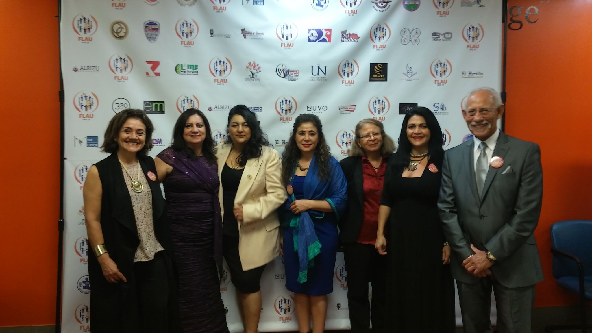 la escritora Pilar Velez y miembros de la Fundacion Latinoamericanos Unidos