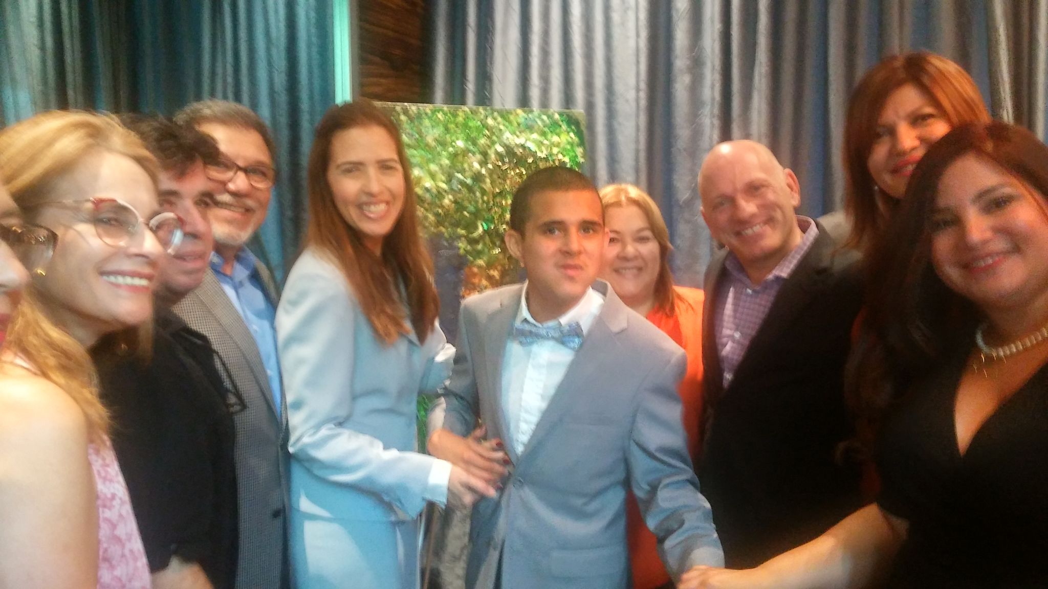 Michelle Alessandri, director del Centro de Autismo de la Universidad de Miami, Roxana Corcuera, Bryan Fernández Cornejo y el alcalde de West Miami, Eduardo H. Muhina, Rosana Cantillo, Marybel Torres y la cantante Gioconda Salcedo.