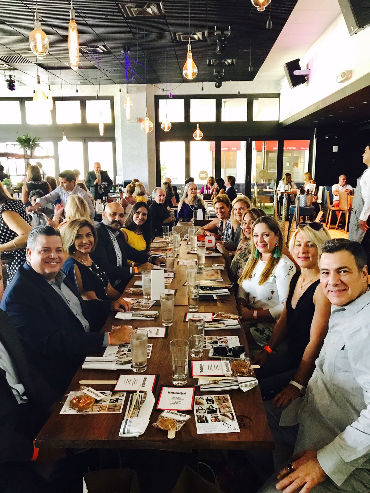 Parte de la nutrida asistencia que se dio cita para el bautizo de Unlimited Magazine