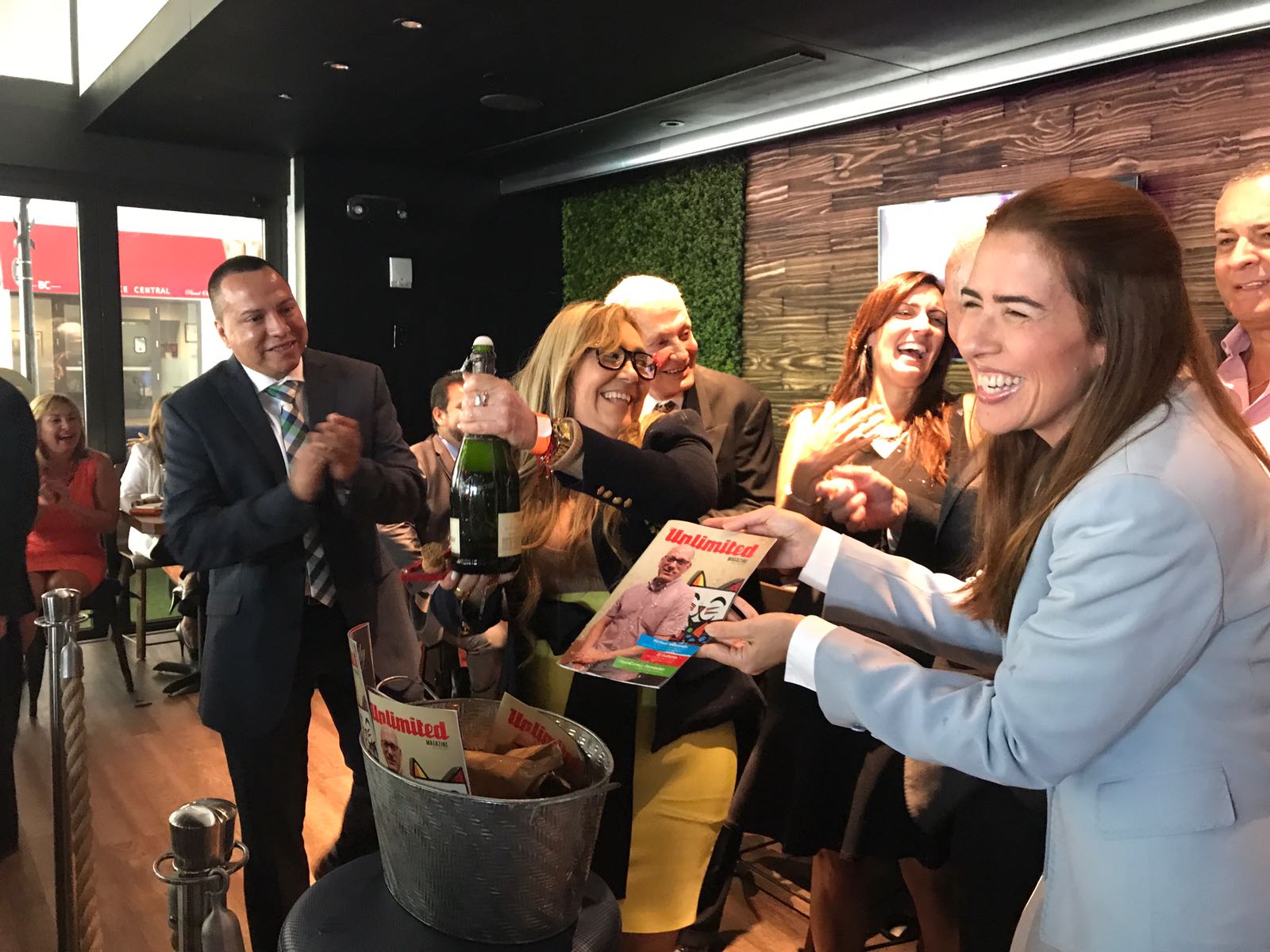 La felicidad estuvo presente en el bautizo de Unlimited Magazine. En esta foto: Raquel Regalado, Marisol Casola, Jeanette Núñez, Derick Toro, Jhonny López y Guillermo Descalzi.