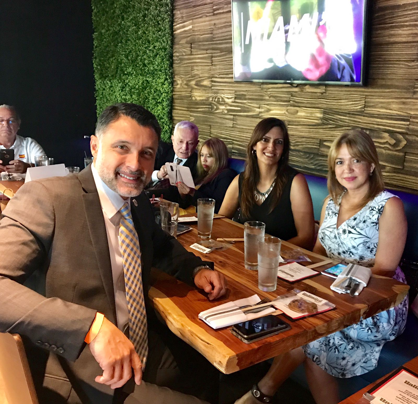 El gerente comercial de Pawa, Luis Castillo, Yudelka Hilario, gerente de Ventas de Pawa y Jeanette Nuñez, miembro de la Cámara de Representantes del estado de la Florida.