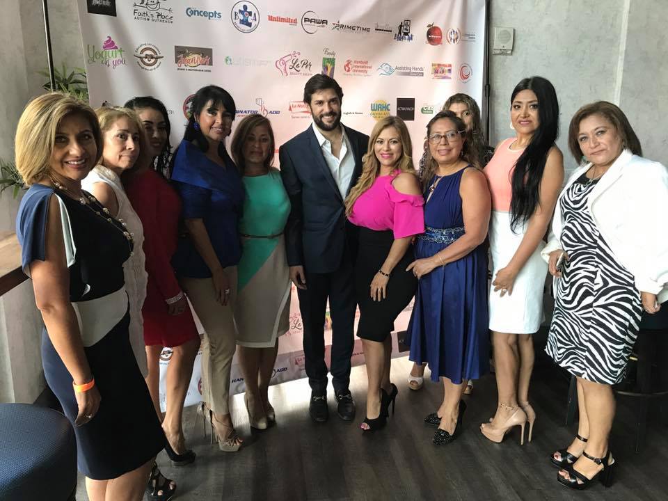 Alfred Santamaria rodeado de un grupo de bellas damas.