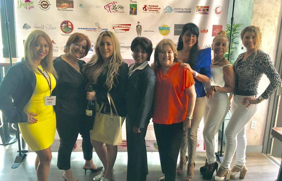 Leida Alvarez, Marisol Casola, Rosana Corcuera, Monica Galvarro y un grupo de amigas bolivianas