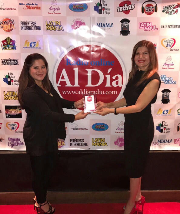 Rochy Cantillo y Marybel Torres muestran sonrientes el reconocimiento