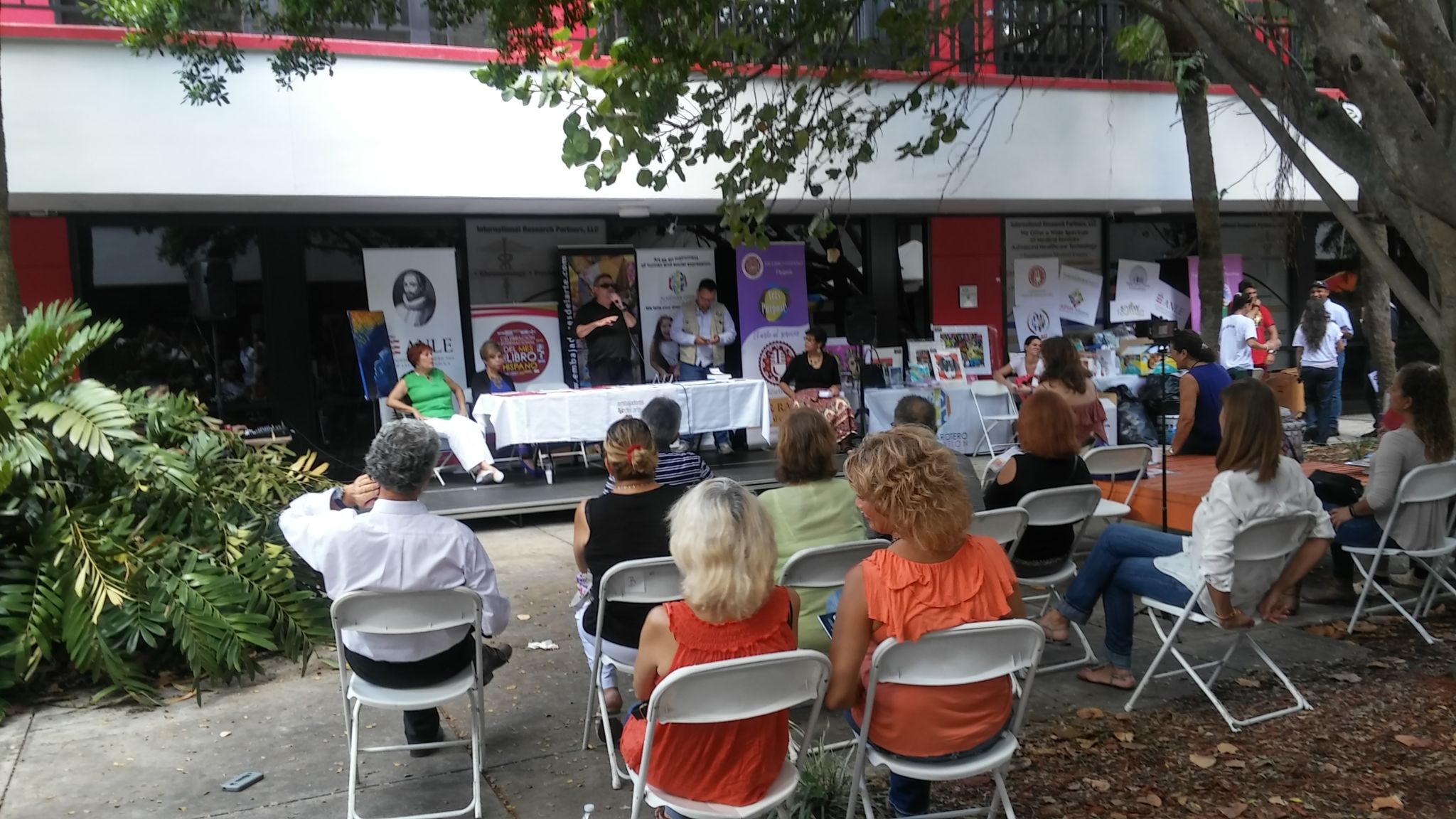 Una nutrida asistencia estuvo "bajo la sombrilla"