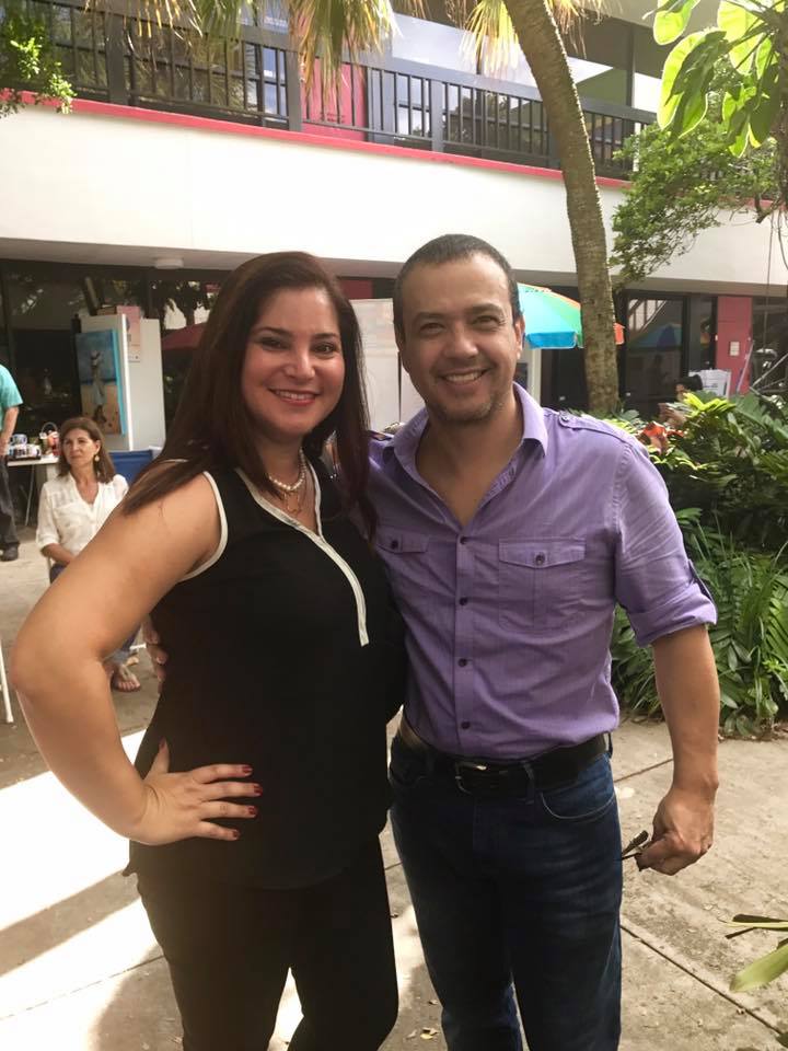 Rosana Cantillo, directora de ventas de La Nota Latina y el escritor Hans Trujillo