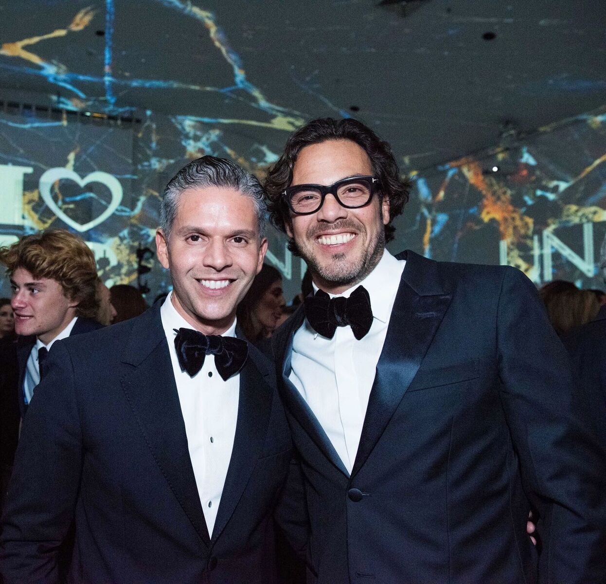 –Rodner Figueroa, anfitrión del evento, junto a su pareja Ernesto Mathies. Foto cortesía: Rodner Figueroa