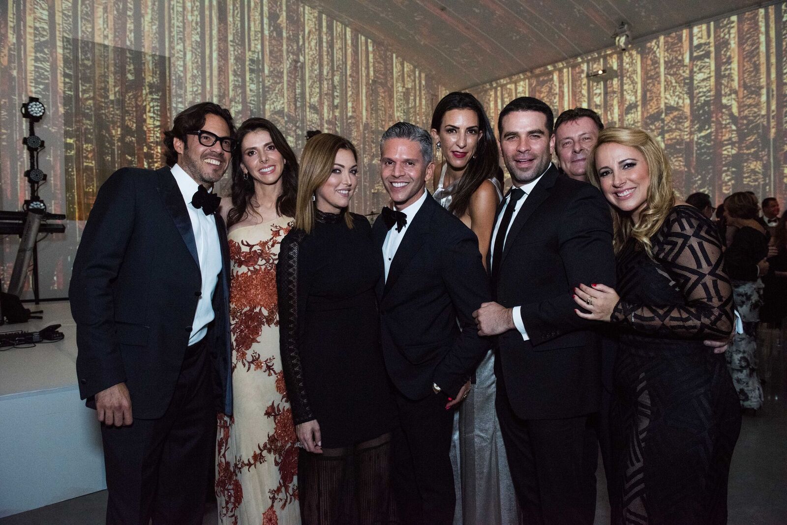 Rodner Figueroa (centro) comparte con un grupo de asistentes durante la cuarta gala anual de la Fundación I Love Venezuela