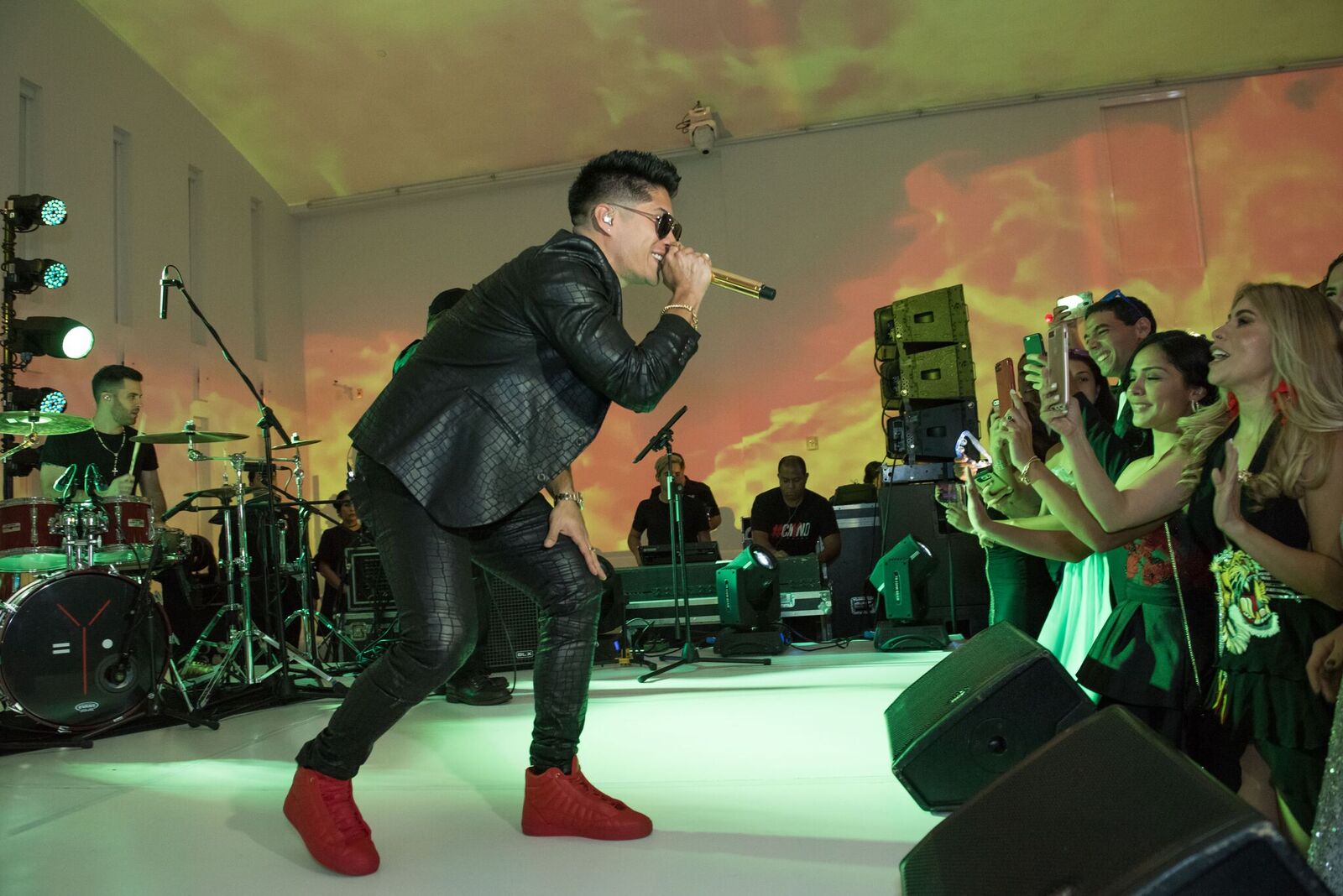 El cantante venezolano Chyno Miranda deleita a los asistentes