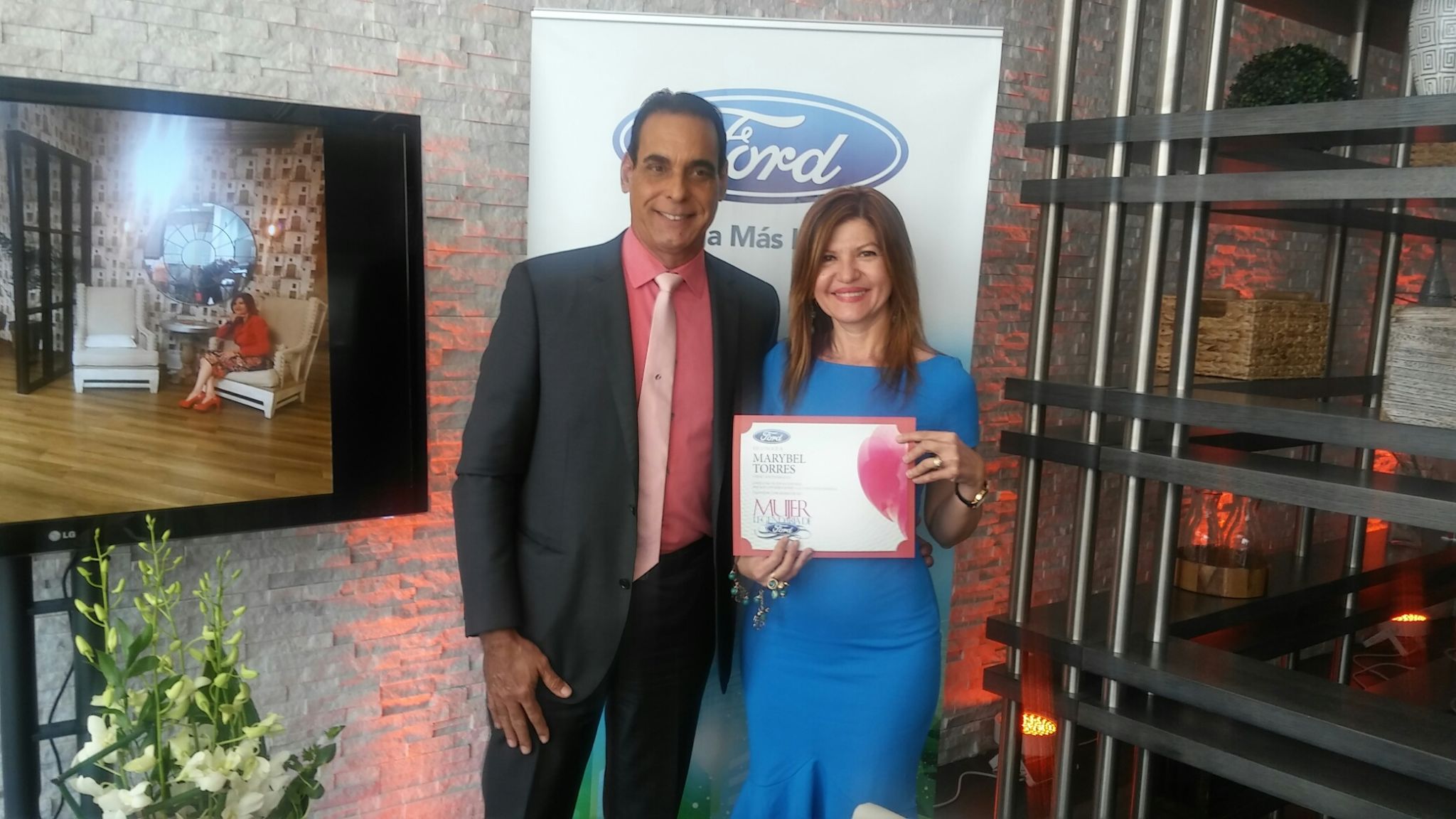 Marybel Torres, Mujer Legendaria - Sostenibilidad recibe su reconocimiento por parte de Albert Collazo