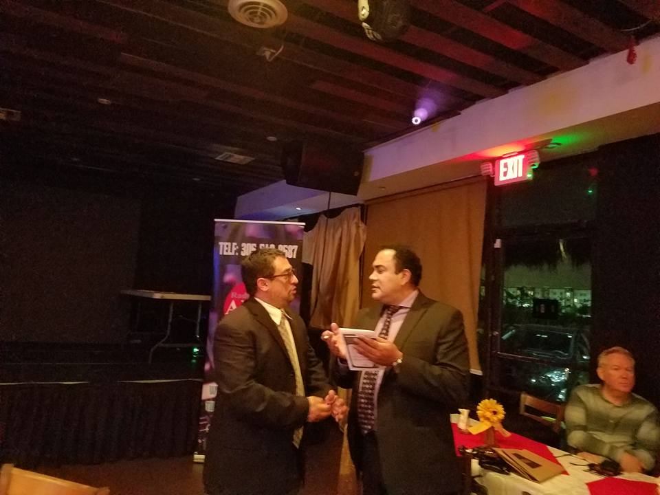 Wilder Gomez en amena conversacion con Ronald Acha.