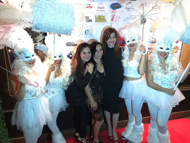 Rochy Cantillo, Nubia Neme, Marybel Torres y las chicas de blanco