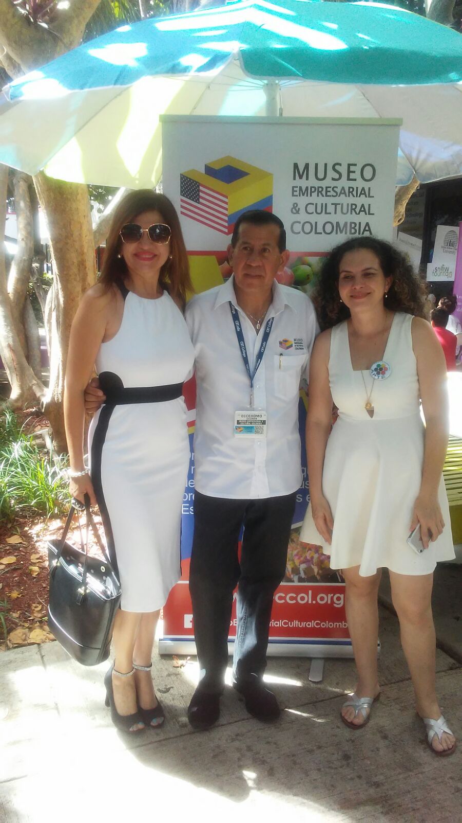 La pintora Sol Flores y el presidente del Museo Empresarial Cultural de Colombia