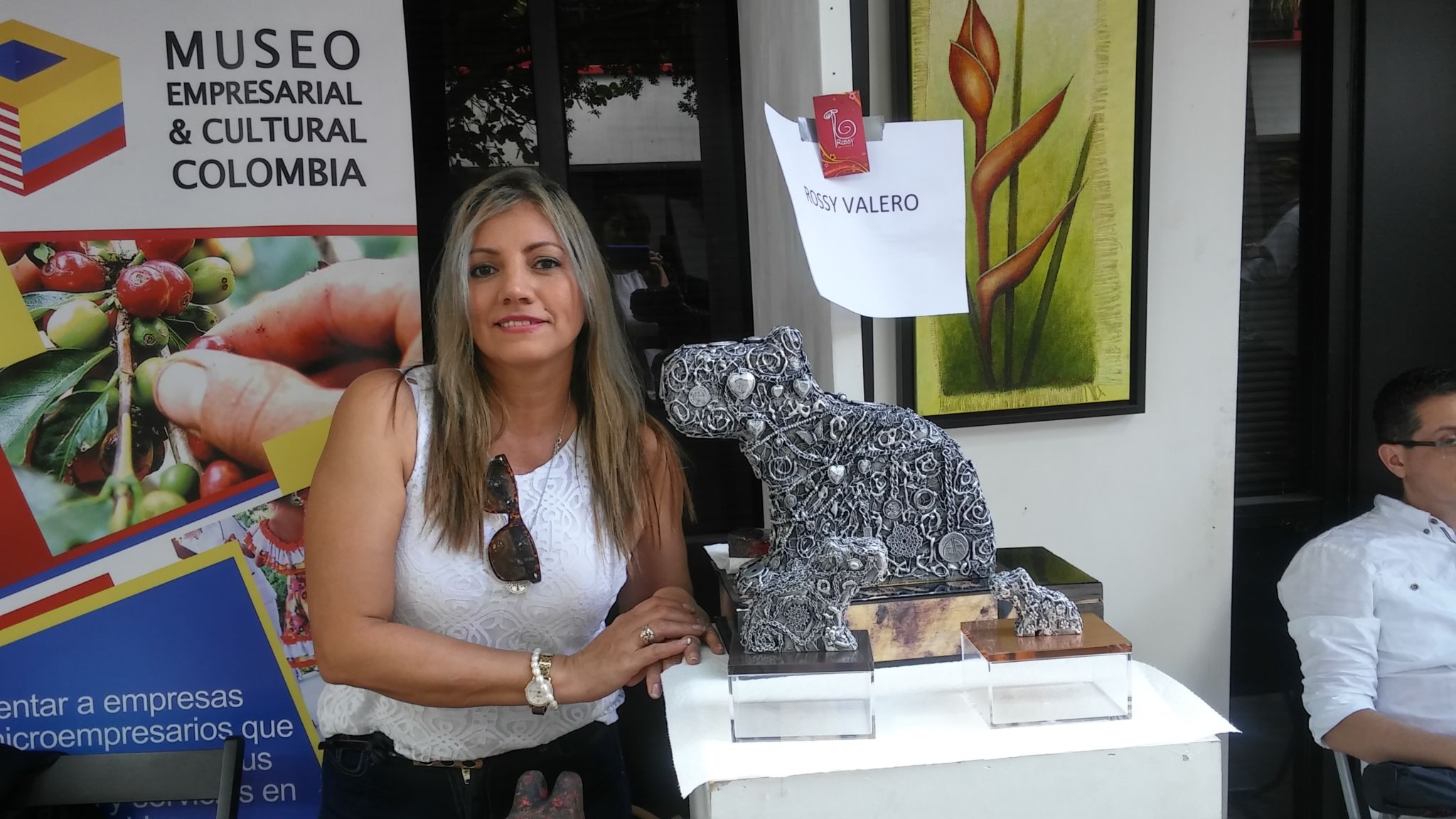 La escultora Rossy Valero, trajo su galeria desde Colombia