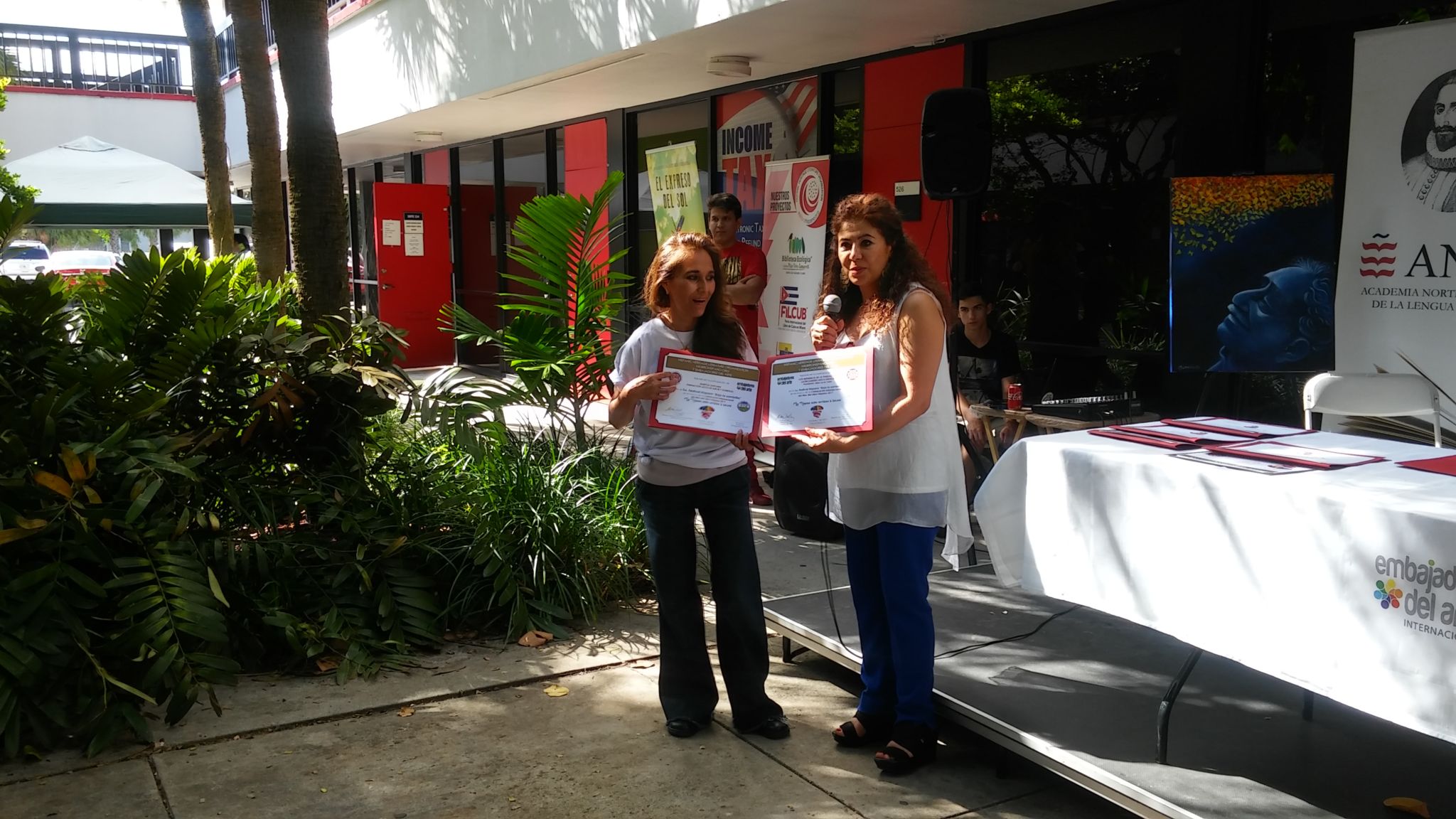 La diseñadora Maritza Guevara recibe reconocimiento de parte de Pilar Vélez