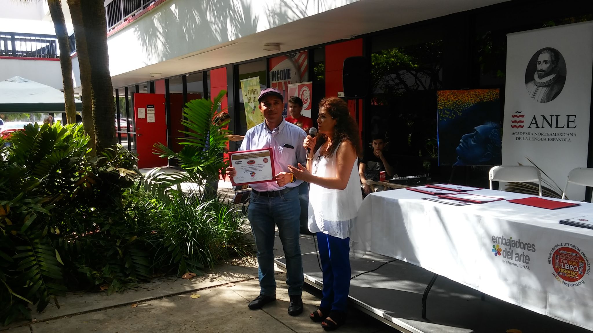 El escritor Anibal Anaya recibe reconocimiento de parte de Pilar Velez