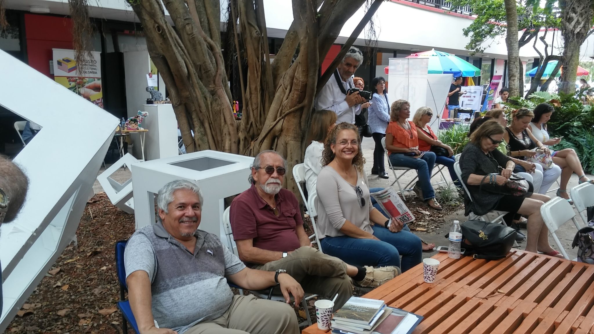 El escritor Jorge Ancizar Mejia, su esposa Dejanira y un coelga escritor presentes en "bajo la sombrilla"