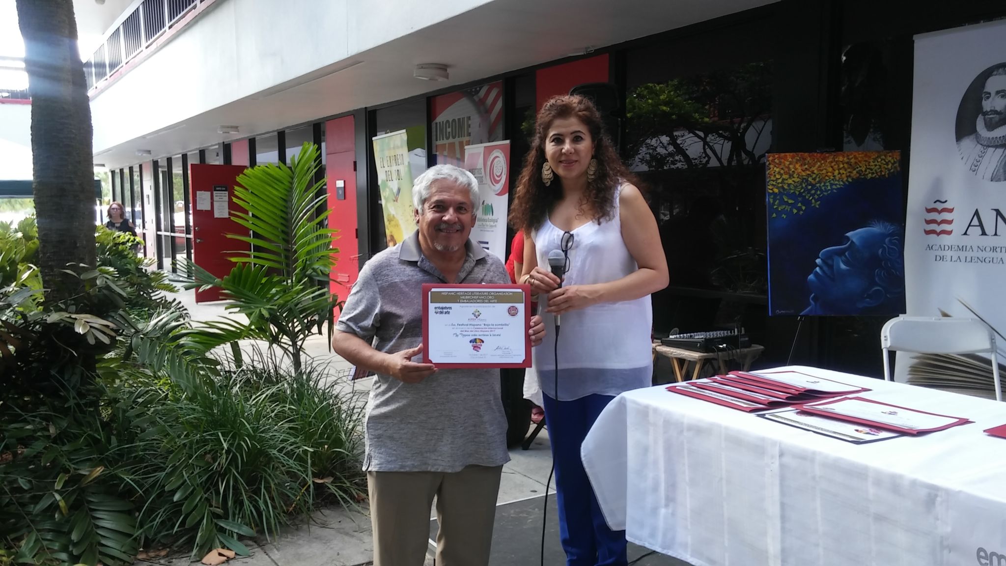 El escritor Jorge Ancizar Mejia recibe reconocimiento de parte de Pilar Velez