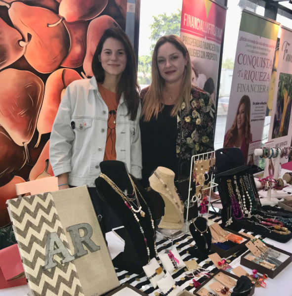 La pintora Arianna León Uberti y la diseñadora Angies Rash.