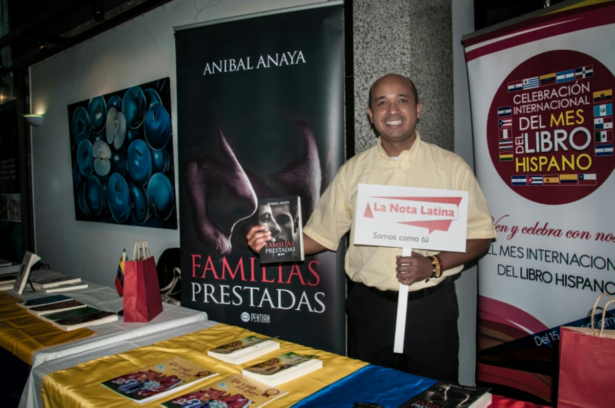 El escritor Aníbal Anaya promociona su libro.