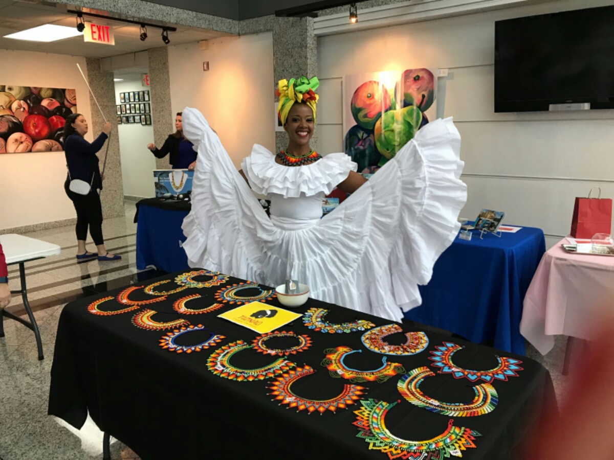 Kelly Mendoza muestra sus hermosos y coloridos diseños.