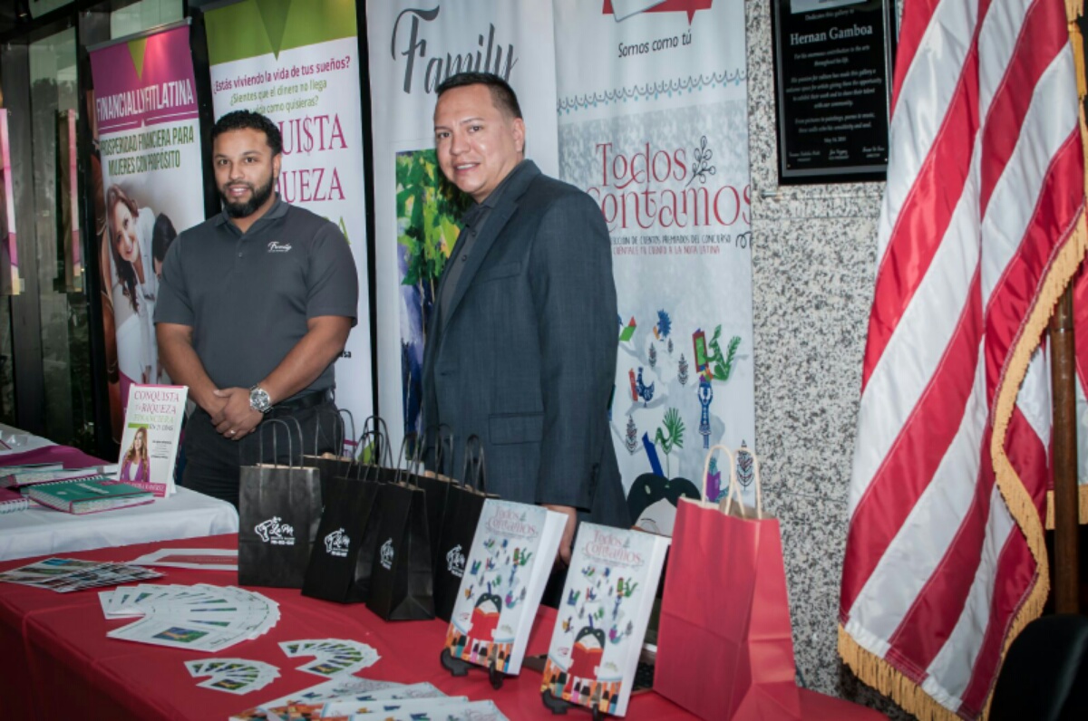 Derick Toro de Family Care Life Services en la miniferia.