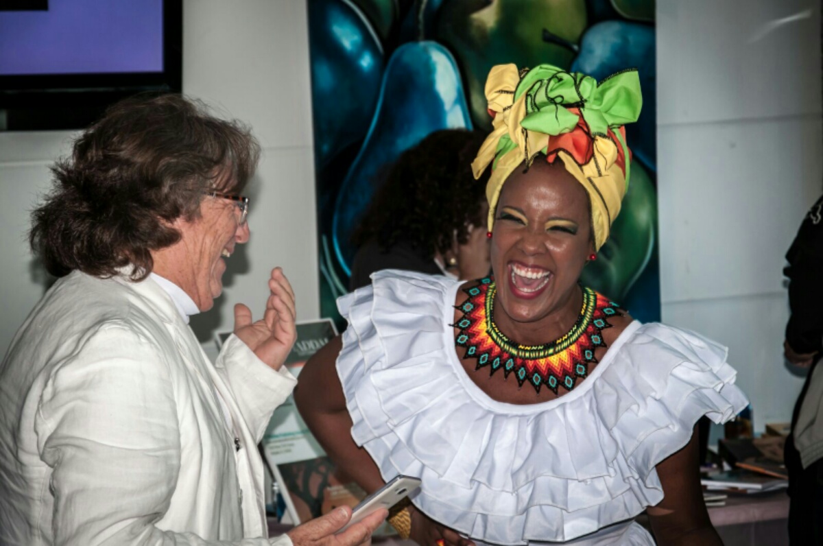 El pintor José Satizabal y Kelly Mendoza.