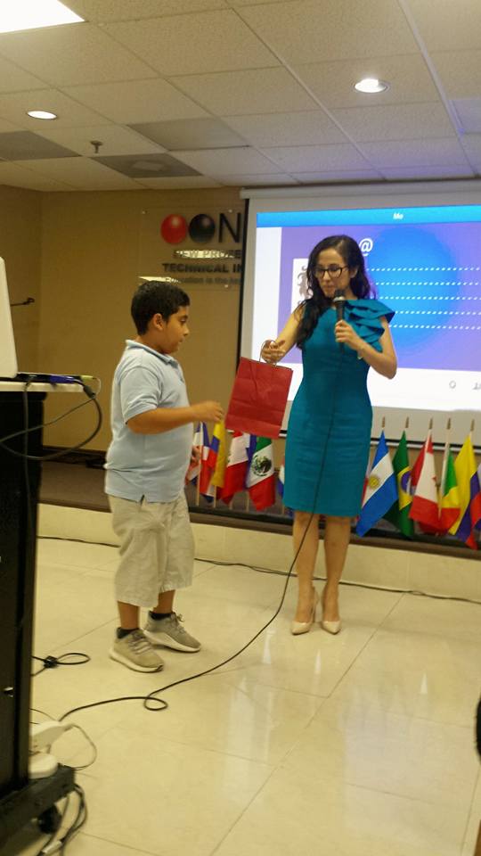 Jhonatan Baldó ayuda a Drelly Ríos durante la conferencia "Social Media para Autores".