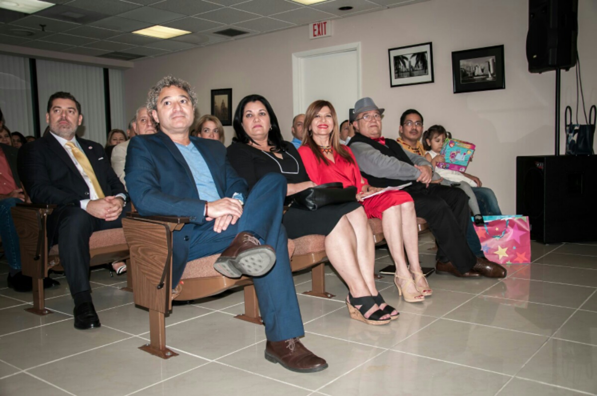 Los ganadores de la IV edición: Luis Xalin, Fernando Salmerón De La Rosa, Odalys Interian Guerra y Noel Morgado-Santos, acompañados de Marybel Torres.