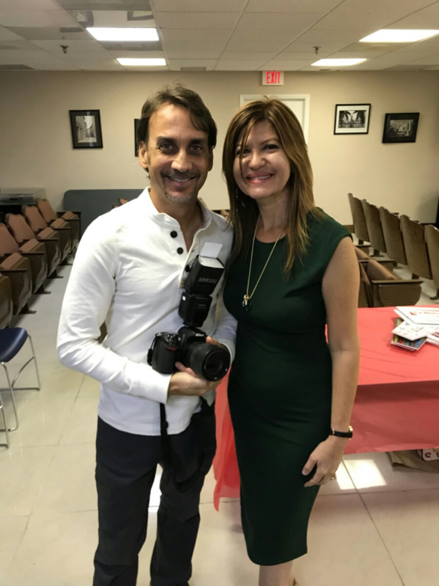 El excelente fotógrafo Ronald Dell'acqua y Marybel Torres.