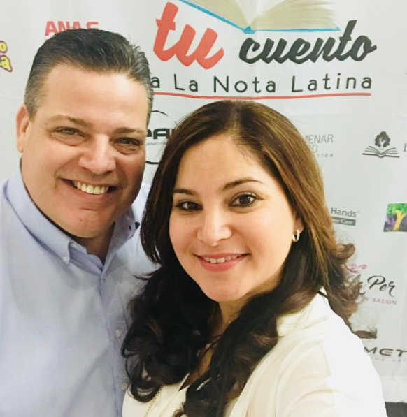 Rosana Cantillo, Directora de Ventas y Publicidad de La Nota Latina y coordinadora del eveno en compañía de su esposo Armando Morales, patrocinante del concurso, y quien siempre la apoya en la logística de los eventos de nuestra revista.