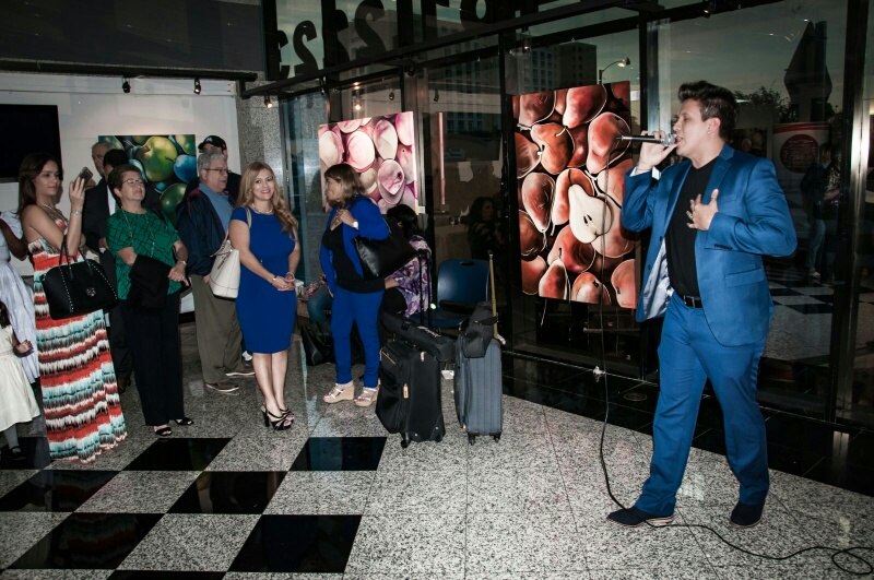 El cantante Eric Alec deleitó al público con su melodiosa voz.