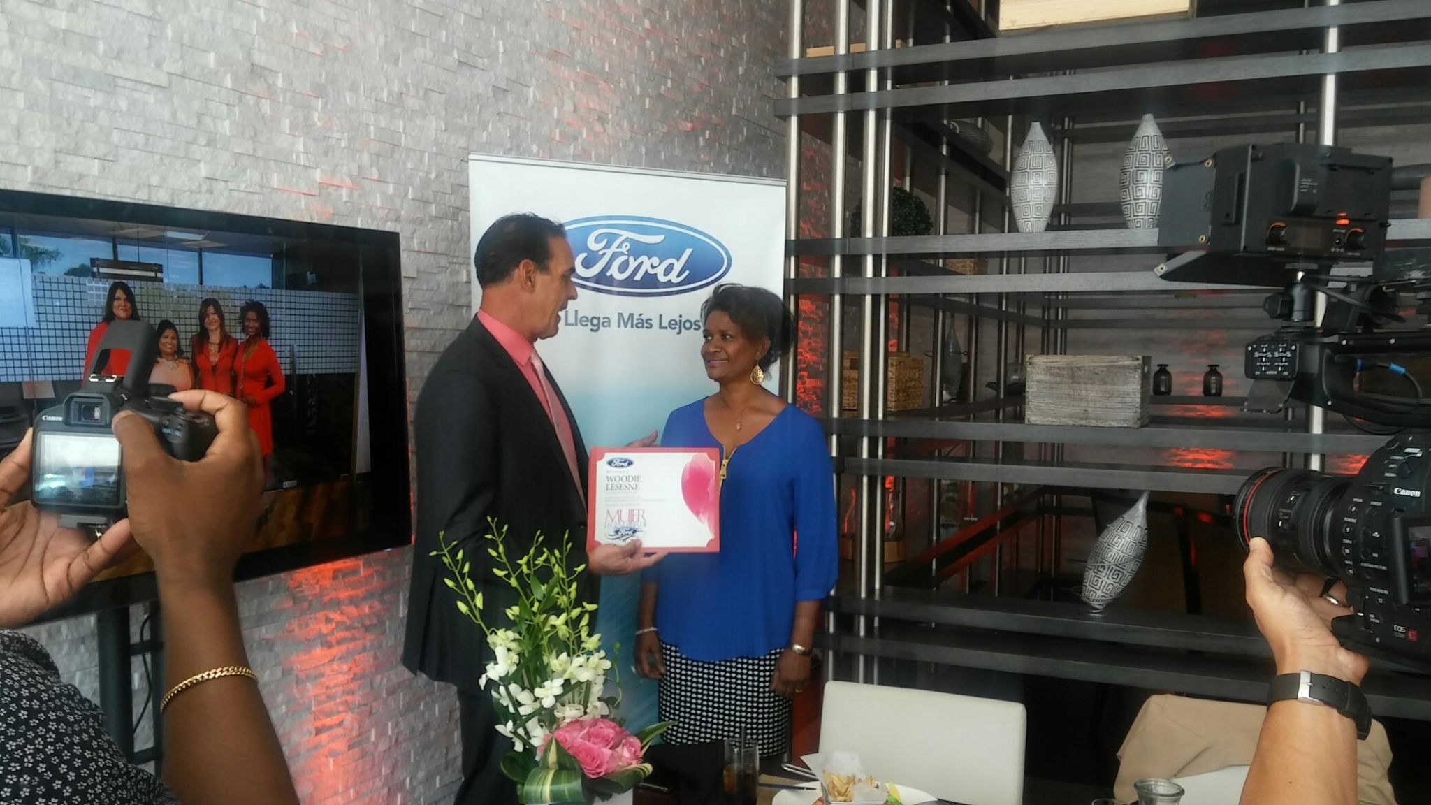 Woodie Lesesne, Mujer Legendaria Ford Innovación, recibe reconocimiento de parte de Albert Collazo.