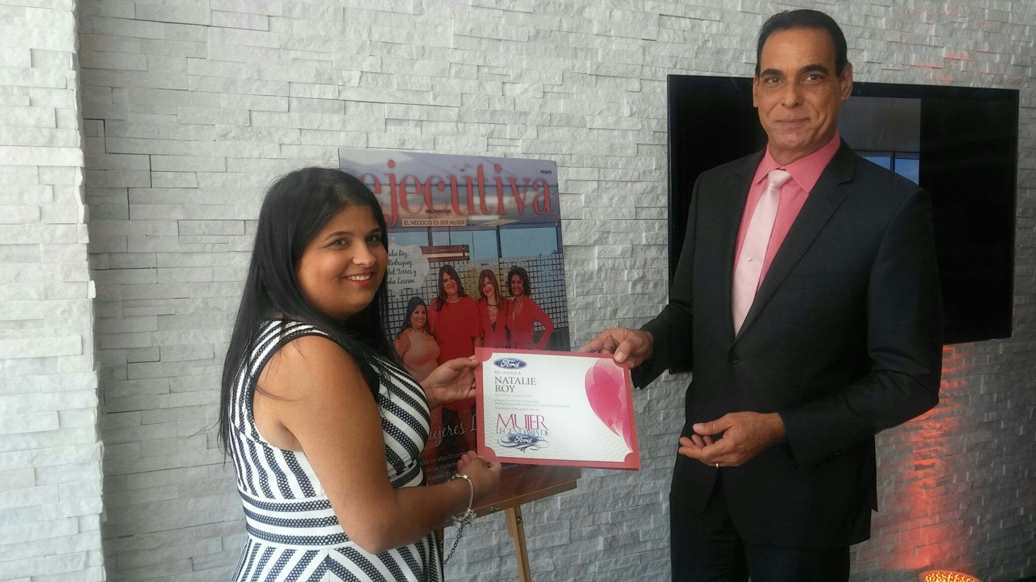 Natalie Roy, Mujer Legendaria por Seguridad/Comunidad recibe su reconocimiento por parte de Albert Collazo.