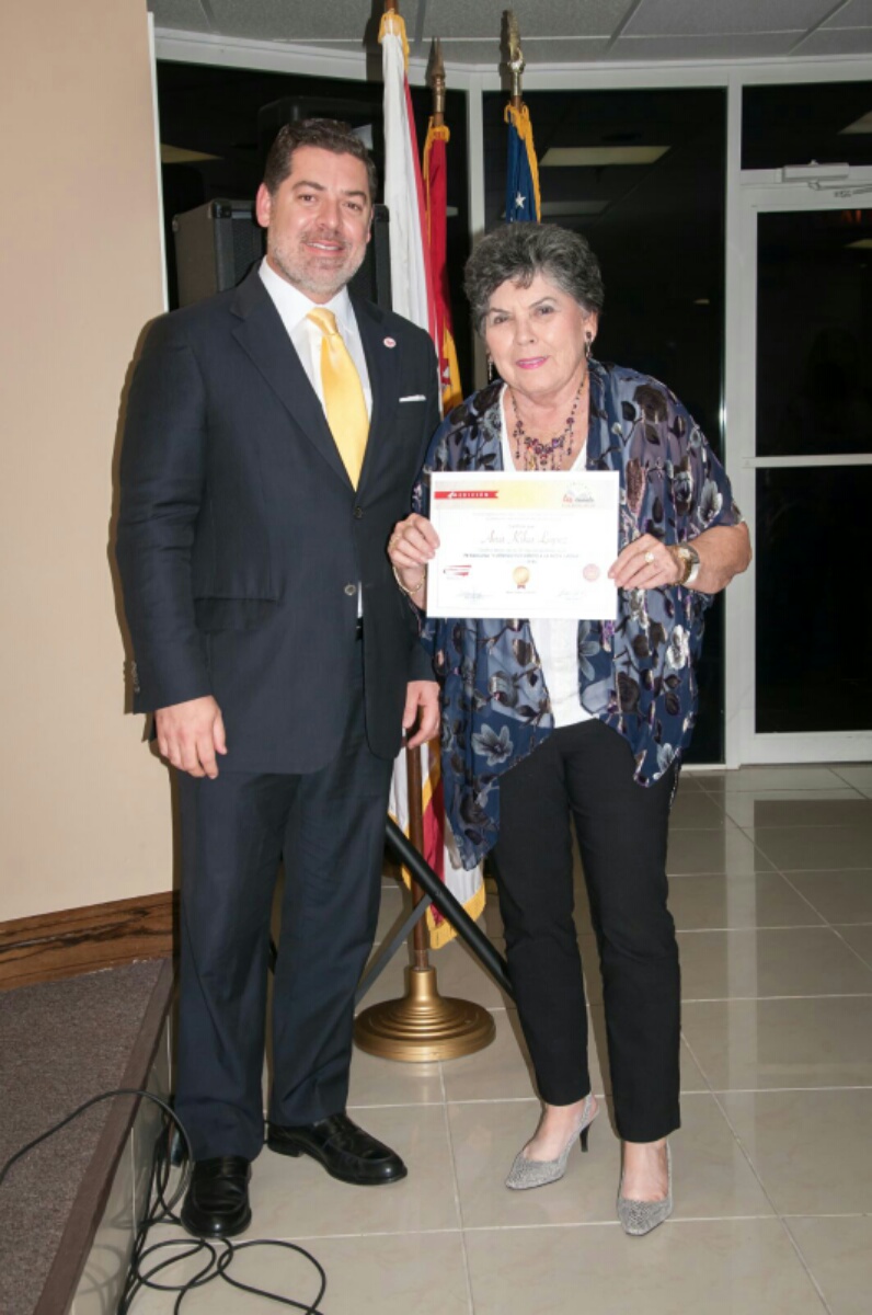 La escritora Ana Kika recibe de Carlos Montes de Oca su reconocimiento como finalista del concurso.