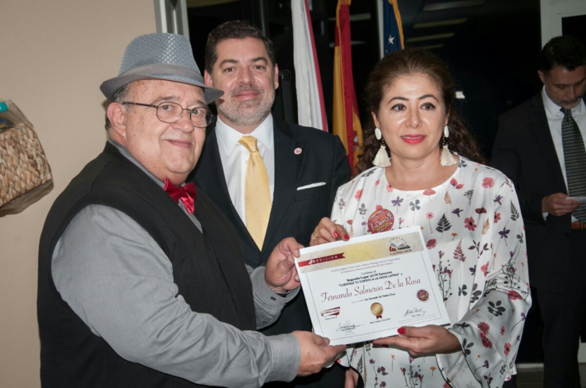 Pilar Vélez entrega el diploma al escritor Fernando Salmerón, ganador del segundo lugar.