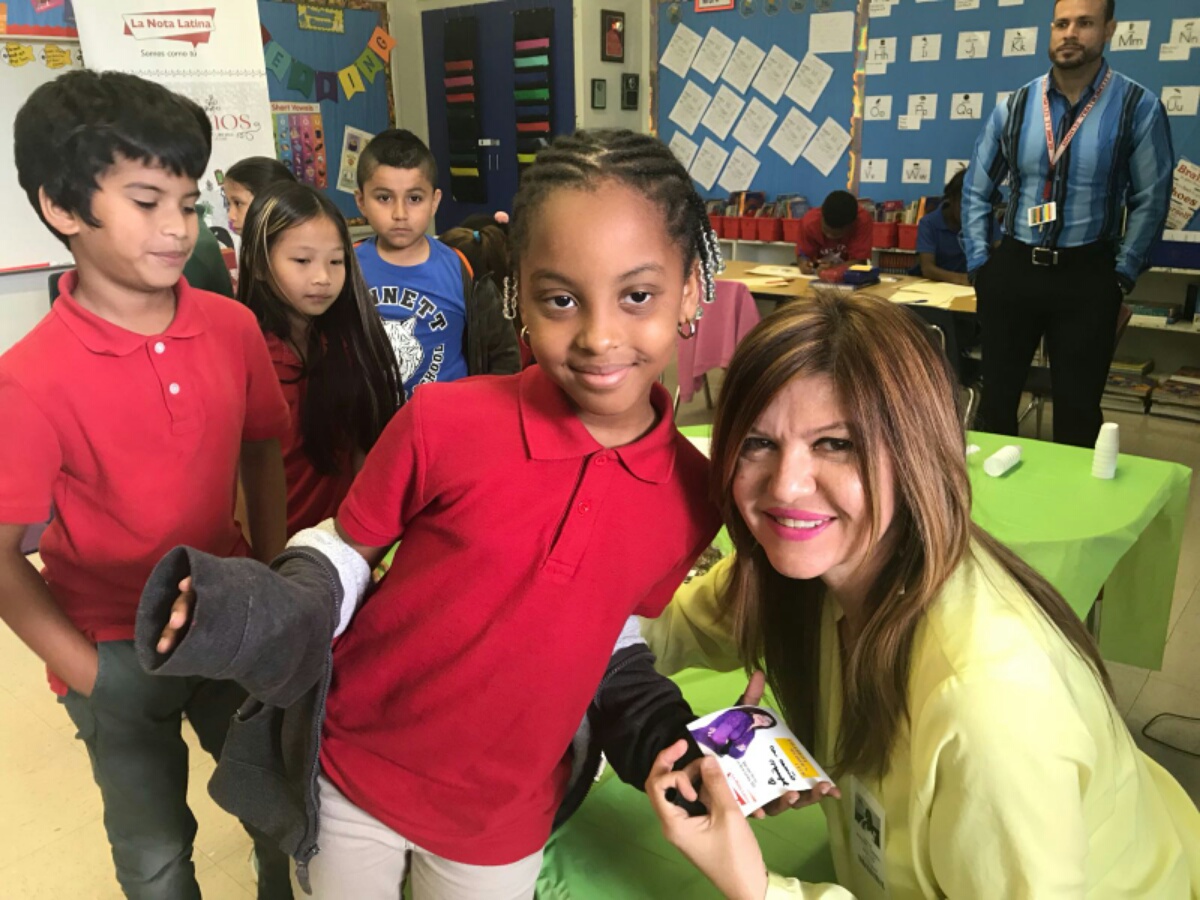 celebrity nina camisa roja
